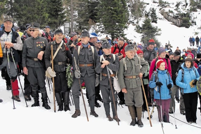 Stalni udeleženci spominske slovesnosti ob Krnskem jezeru so tudi člani bovškega Društva 1313 v uniformah vojakov iz prve...
