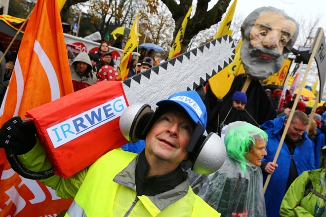 Protestniki v soboto med konferenco o podnebnih spremembah v mestu Bonn v Nemčiji.