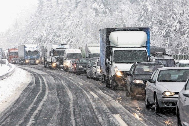 Avtocesta med Razdrtim in Senožečami je bila v obe smeri zaprta skoraj pet ur. Zaprle so jo vremenske razmere, krivi so bili...