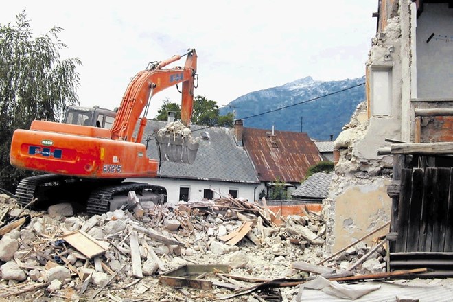 Potres  je Posočje stresel julija 2004 in znova poškodoval mnogo prav takrat obnovljenih objektov po potresu 1998. Največ...
