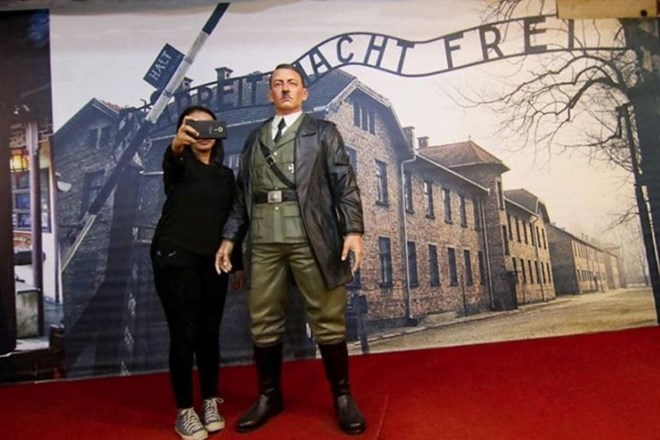 Indonezijski muzej je ponujal fotografiranje z voščeno lutko Adolfa Hitlerja