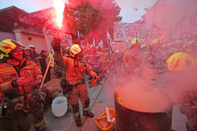 Poklicni gasilci na protestu pred vlado oktobra.