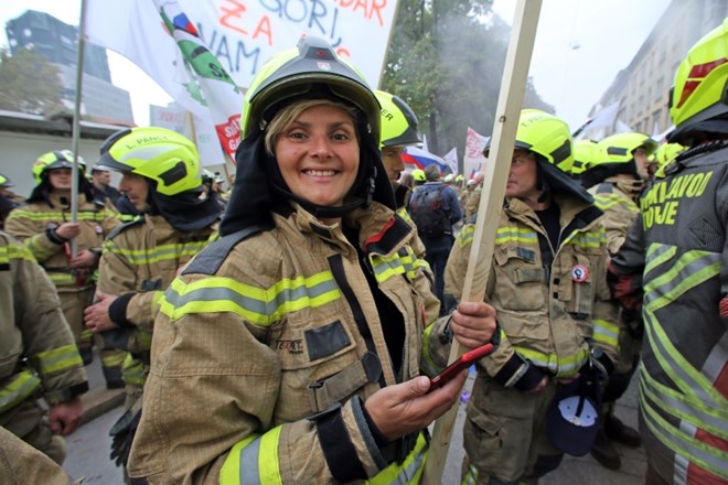 Poklicni gasilci na protestu pred vlado oktobra.