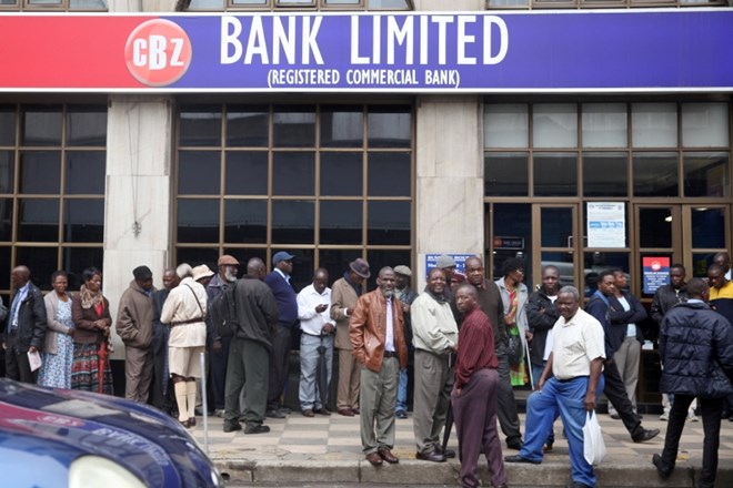 Ljudje čakajo pred bankami v mestu Harare, da bi dvignili svoj denar.