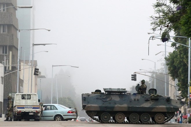 Vojaki in vojaška vozila na ulicah mesta Harare.