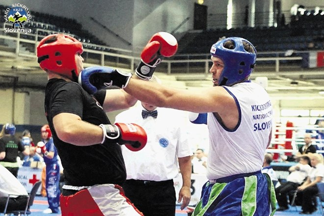 Tako se borijo najboljši na svetu. Slovenski tekmovalec Blaž Potočnik je v modrih rokavicah in čeladi.