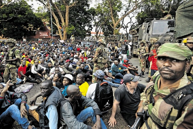 Pripadniki vojske so preprečili tisoče protestnikom pohod na rezidenco predsednika Mugabeja.