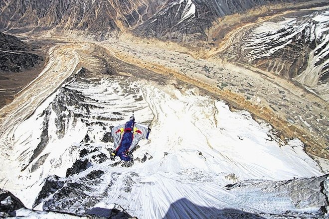 Leta 2013 je Valerij Rozov skočil s severne strani Everesta.