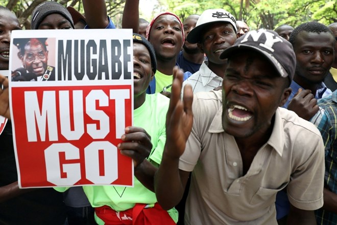 Mugabe po 37 letih na oblasti odstopil z mesta predsednika, v parlamentu in na ulicah zimbabvejskih mest ples in veselje