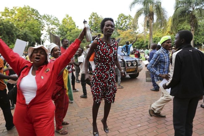 Mugabe po 37 letih na oblasti odstopil z mesta predsednika, v parlamentu in na ulicah zimbabvejskih mest ples in veselje