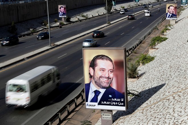 Plakati v Libanonu z obrazom libanonskega premiera v odstopu. Na njih piše: »Ni sreče brez tebe Saad.«