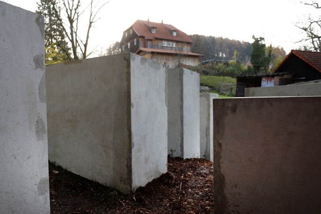 Replika spomenika holokavstu pred domom politika Björna Höckeja. Spomenik drugače stoji v Berlinu.