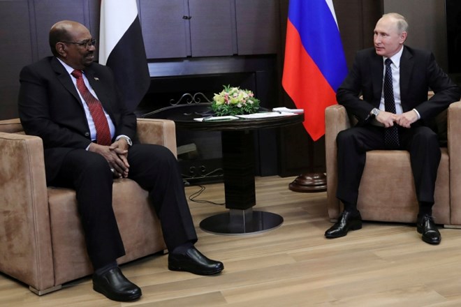 Ruski predsednik Vladimir Putin in sudanski predsednik Omar al Bašir danes na srečanju v Sočiju.
