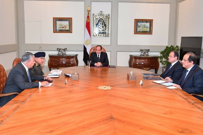 Predsednik Abdel Fatah al Sisi danes po napadu na srečanju z uradniki v Kairu.