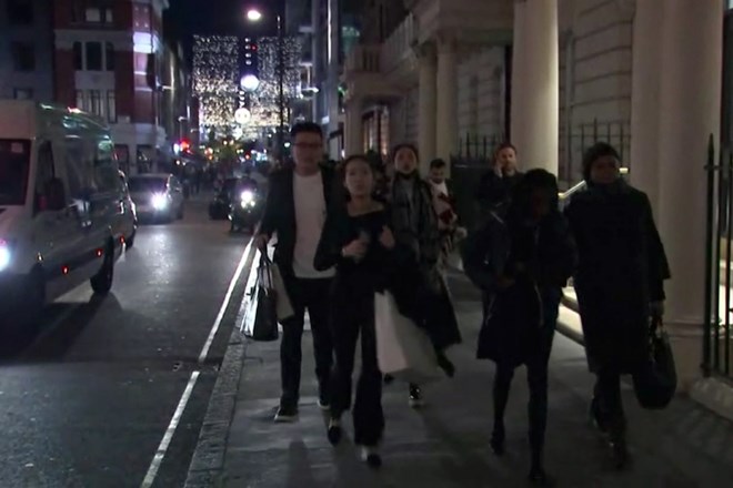 Ljudje v Londonu bežijo stran od mesta incidenta