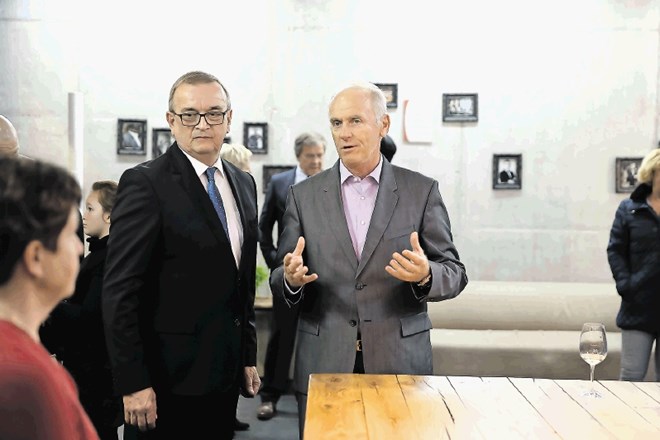 Direktorju družbe Milanu Mörecu je prišel čestitat tudi predsednik uprave BTC Jože Mermal.