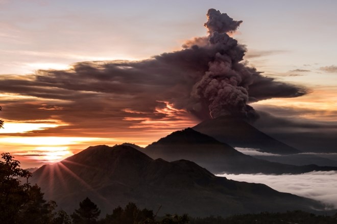 Na Baliju zaradi vulkana rdeče opozorilo letalstvu