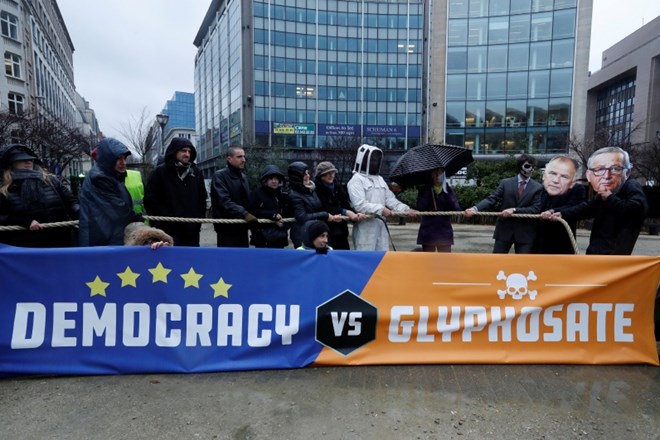 Protestniki proti podaljšanju dovoljenja za glifosat danes pred Evropsko komisijo.