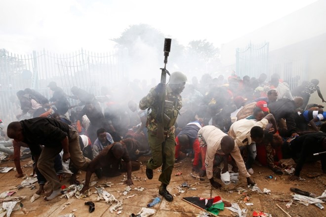 Policija je v protestih proti inavguraciji predsednika Uhuruja Kenyatte uporabila tudi solzivec in silo.