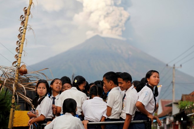 Otroci na poti v šolo, v ozadju vulkan Agung
