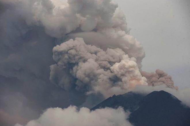 Vulkan: na Baliju obtičalo več deset tisoč potnikov, letališče danes odprli