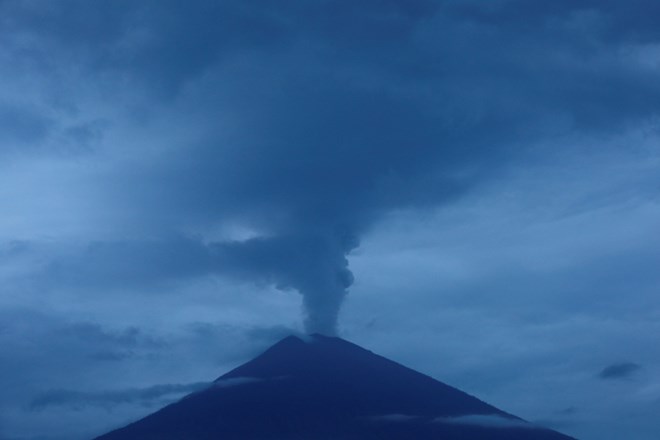 Vulkan Agung še naprej bruha pepel.