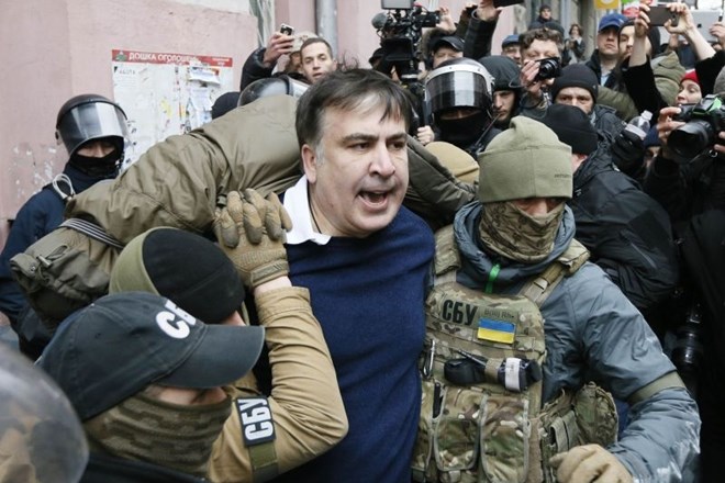 Množica Sakašvilija rešila iz policijskega vozila