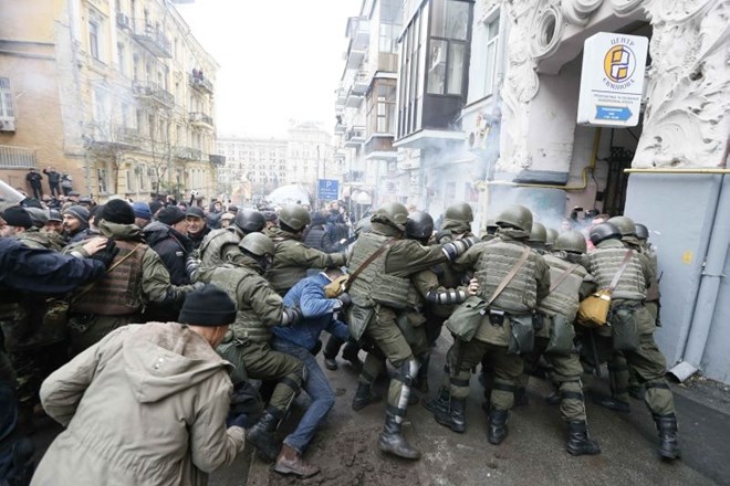 Množica Sakašvilija rešila iz policijskega vozila