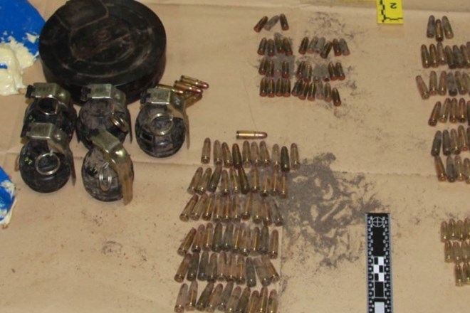 Šestintrideset ročnih bomb, sedem pištol, štiristo nabojev, dve tromblonski mini, tri avtomatske puške… Kriminalisti še ne...