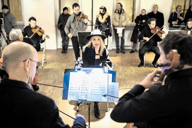 Izraelska umetnica Moran Victoria Sabbag med člani Komornega orkestra Slovenske filharmonije, ki so ji pomagali rušiti meje...