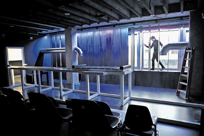 Prireditveno-razstavna dvorana, trenutno scensko prilagojena gledališki uprizoritvi Ekscentrik: nenehna Antigona v režiji...