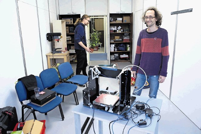 Ljudmilina delavnica z delovnimi postajami, denimo z odprtokodnim 3D-printerjem, ki so namenjene razvijanju prototipov,...