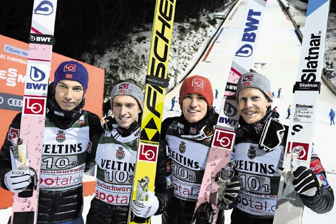 Norvežani (z leve) Johann Andre Forfang, Anders Fannemel, Daniel Andre Tande in Robert Johansson so zmagali na vseh treh...