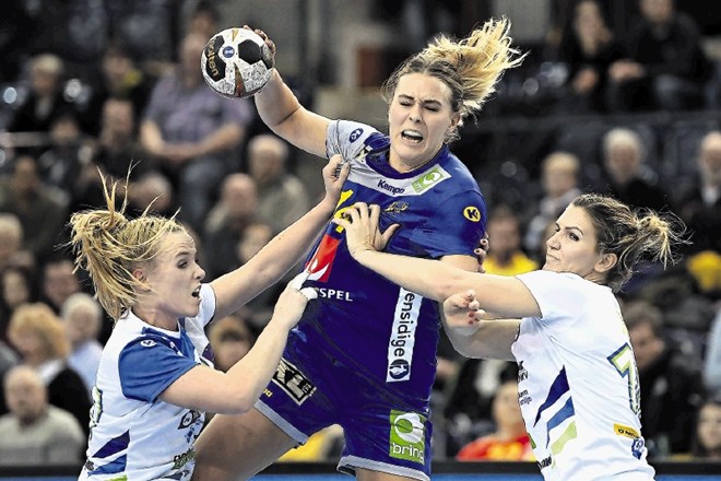 Johanna Westberg (z žogo) je bila z osmimi goli prva strelka Švedska na tekmi osmine finala proti Sloveniji.