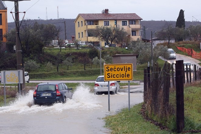 Poplavljena cesta do Osnovne šole Sečovlje