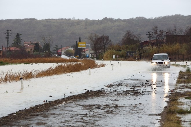 Poplavljena glavna cesta pred Sečovljami, ki pelje do mejnega prehoda