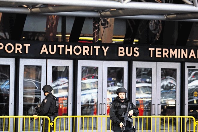 Tarča terorističnega napada je bila  newyorška avtobusna postaja, prek katere potuje  65 milijonov ljudi na leto.