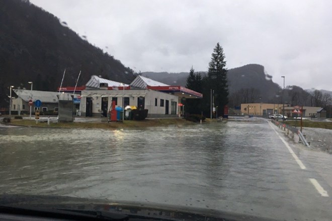 Takšnega vetra in tako naraslih voda v Bohinju ne pomnijo, župan poziva krovce, naj priskočijo na pomoč
