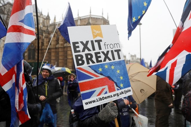 Protestniki, ki se ne strinjajo s potekom brexita, včeraj v Londonu.
