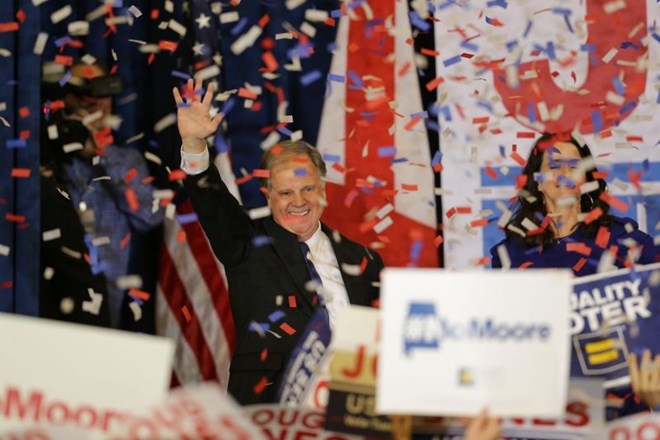 Demokrat Doug Jones na senatnih volitvah v republikanski Alabami tesno premagal republikanca Roya Moora.