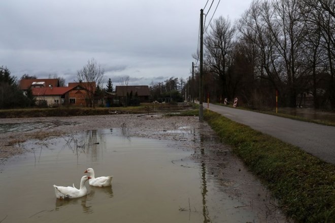  Poplavljenih več kot 600 objektov, brez elektrike skoraj 6000 gospodinjstev