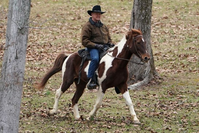 Republikanec Roy Moore, na katerega letijo obtožbe spolnega nadlegovanja mladoletnic, je na volišče prijahal na konju.