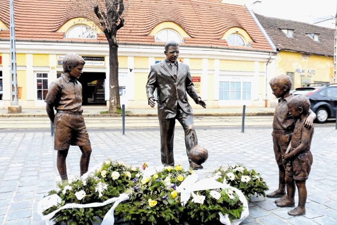 Na Madžarskem stoji več spomenikov Ferencu Puskasu.