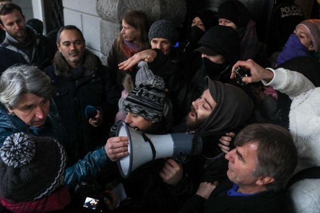Hostel Celica: neuspelo dražbo so pospremili protestniki