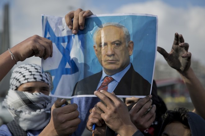 Palestinski protestniki se pripravljajo na zažig fotografije izraelskega predsednika Netanjahuja.