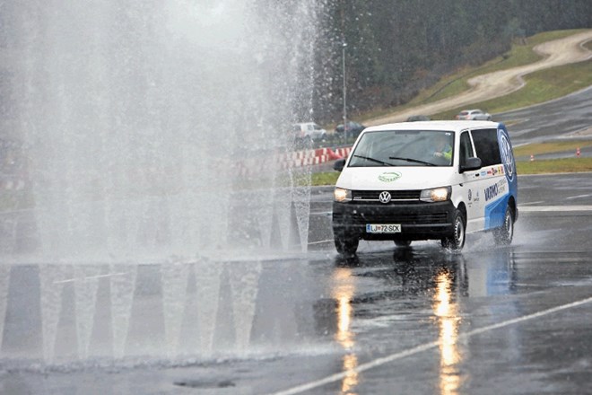 Eden bolj atraktivnih delov tečaja varne vožnje je bilo vijuganje med vodnimi ovirami.