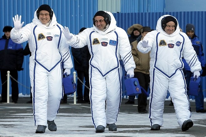 Na ISS poletela tričlanska posadka; ruski kozmonavt bo iz vesolja glasoval na predsedniških volitvah