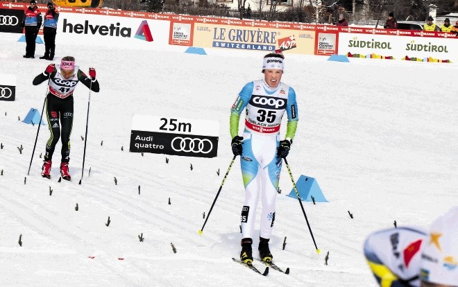 Z 29. mestom se je slovenska smučarska tekačica Anamarija Lampič (v ospredju) prvič v sezoni uvrstila med dobitnice točk...