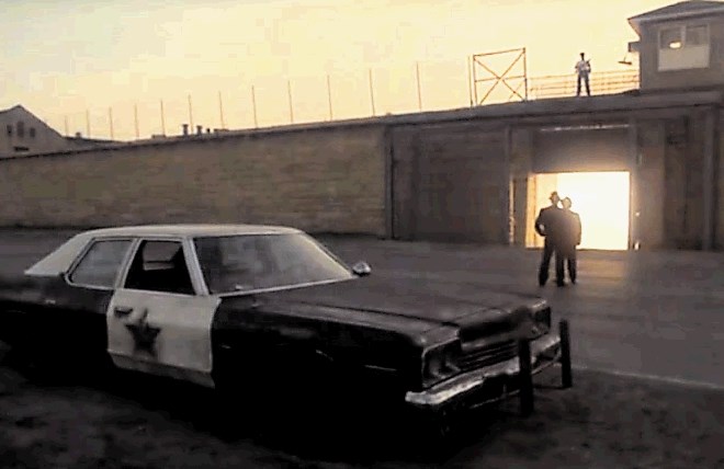Bluesmobile je zvezda filma od uvodnega kadra, ko Elwood Blues v zaporu pobere svojega brata Jaka, dalje.