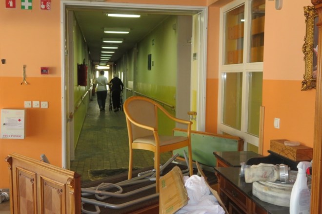 Škoda v črnomaljskem domu starejših je ogromna, obnova bi lahko stala do 300.000 evrov.